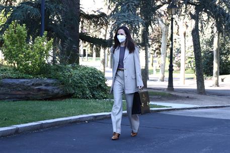 6/04/2021. Photo of the new Cabinet. The Minister for Social Rights and 2030 Agenda, Ione Belarra, walks through the gardens of Moncloa Palace